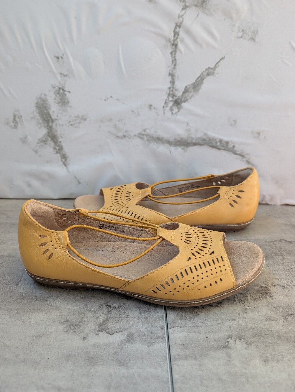 Earth Camellia Nauset Amber Yellow Leather Slip On Sandals Womens Size 7
